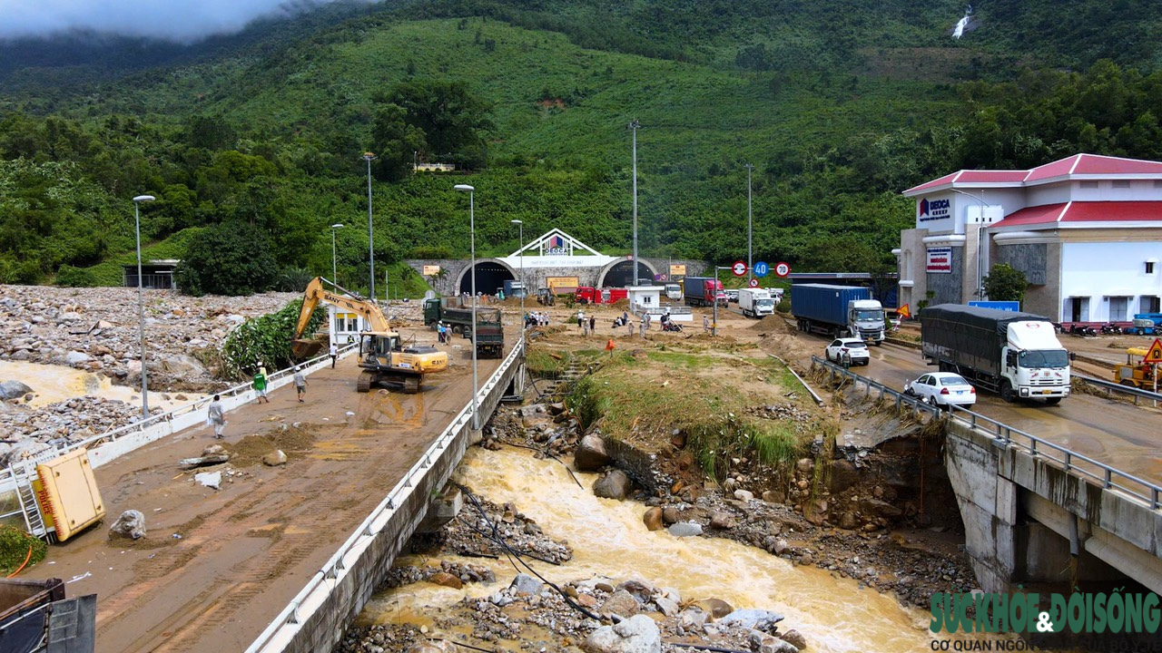 Bán đảo Sơn Trà bị sạt lở nặng sau mưa lũ, nhiều tuyến đường bị nứt toác - Ảnh 12.