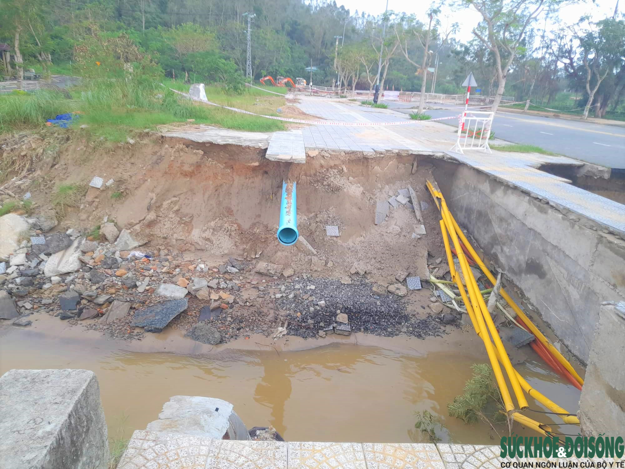 Bán đảo Sơn Trà bị sạt lở nặng sau mưa lũ, nhiều tuyến đường bị nứt toác - Ảnh 2.