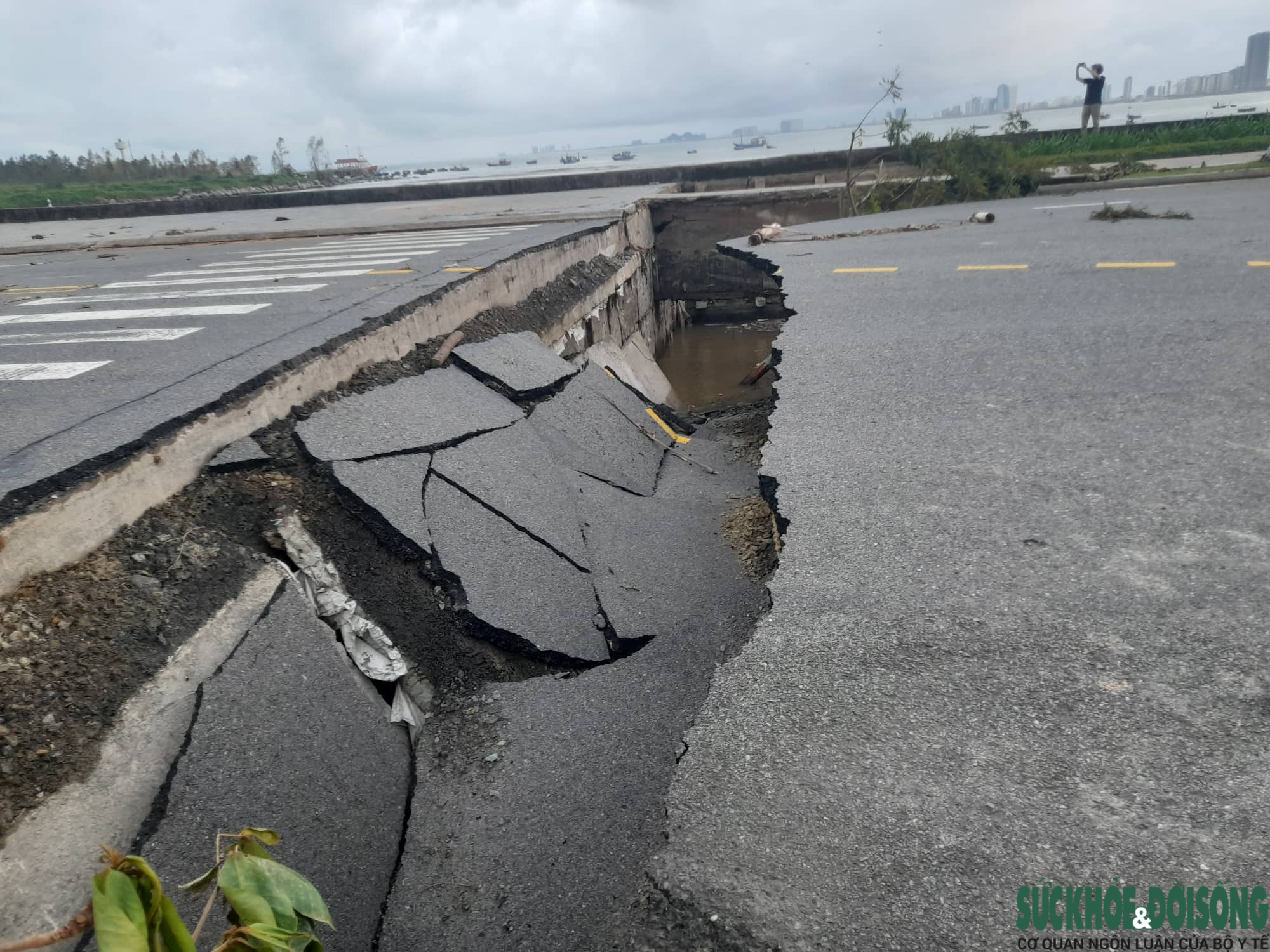 Bán đảo Sơn Trà bị sạt lở nặng sau mưa lũ, nhiều tuyến đường bị nứt toác - Ảnh 6.