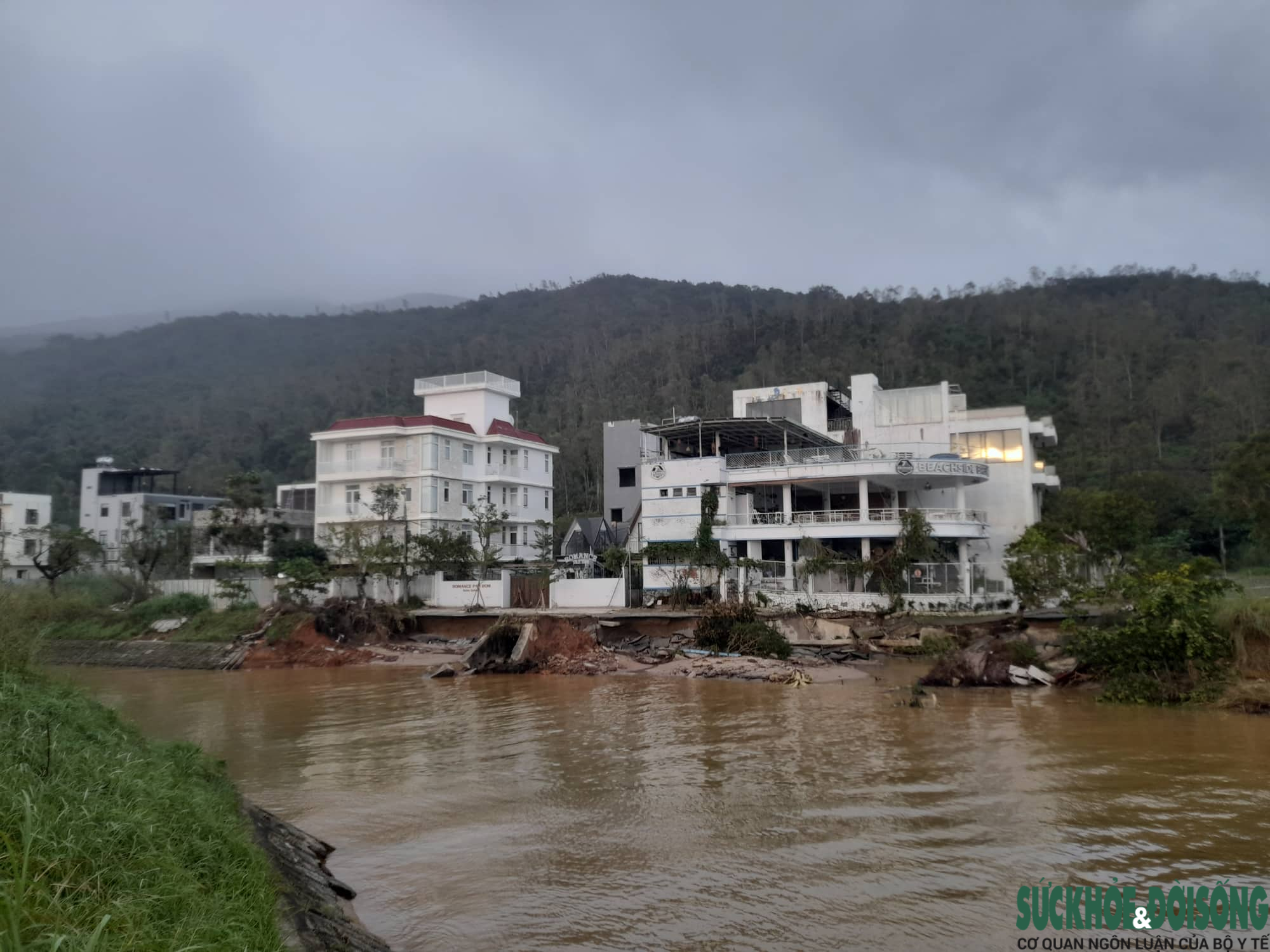 Bán đảo Sơn Trà bị sạt lở nặng sau mưa lũ, nhiều tuyến đường bị nứt toác - Ảnh 8.