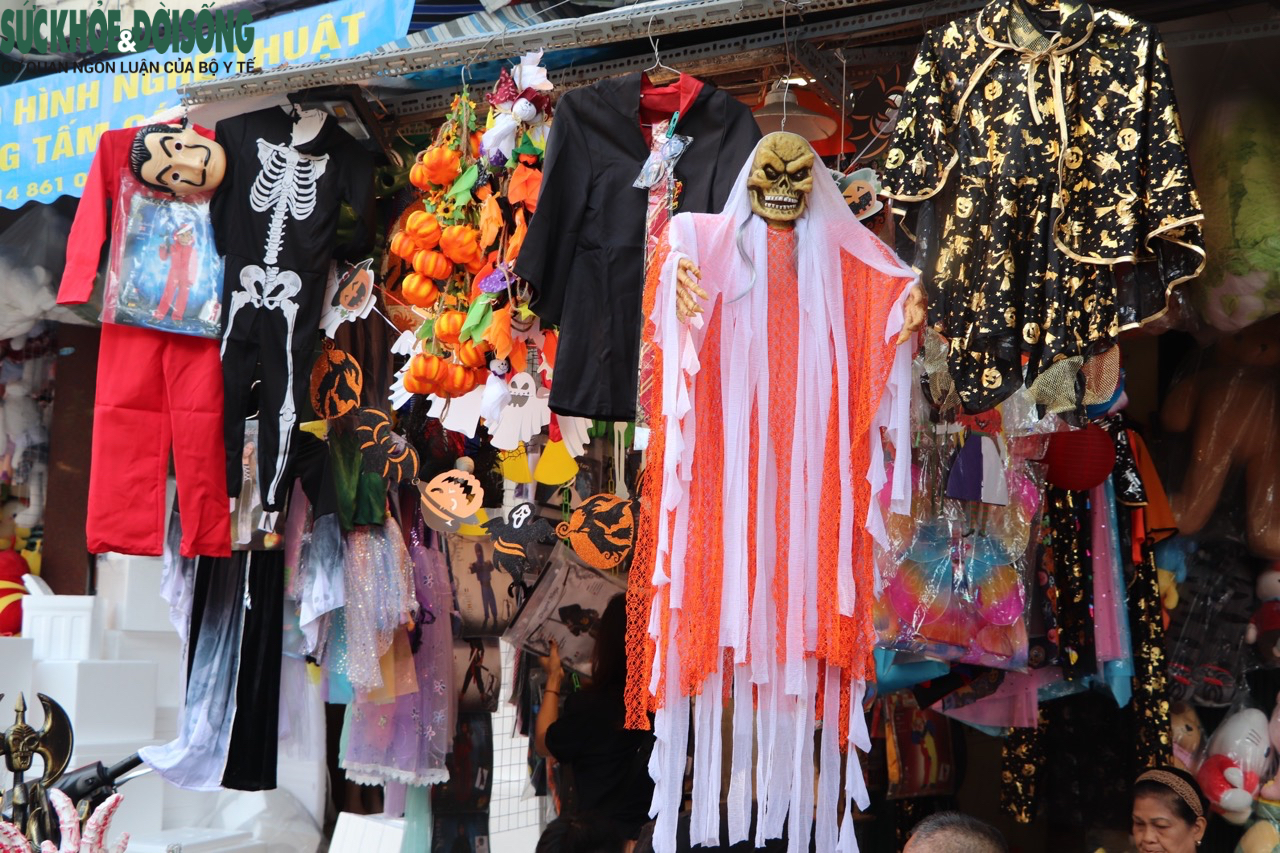 Đồ chơi kinh dị 'đổ bộ' phố Hàng Mã trước thềm Halloween - Ảnh 2.