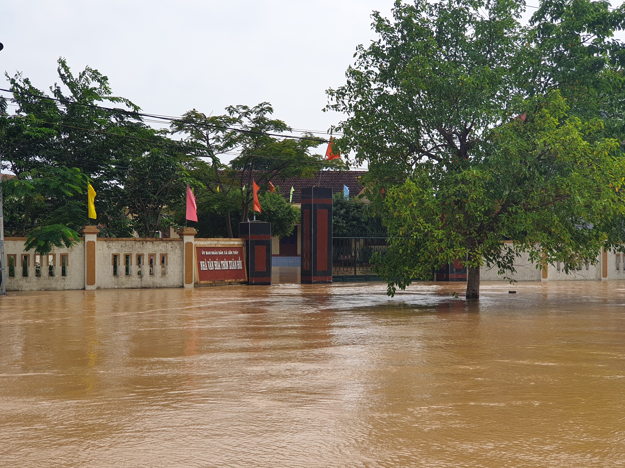 Nước ngập mênh mông, người dân vùng “rốn lũ” Quảng Bình lo ngại lũ chồng lũ - Ảnh 8.