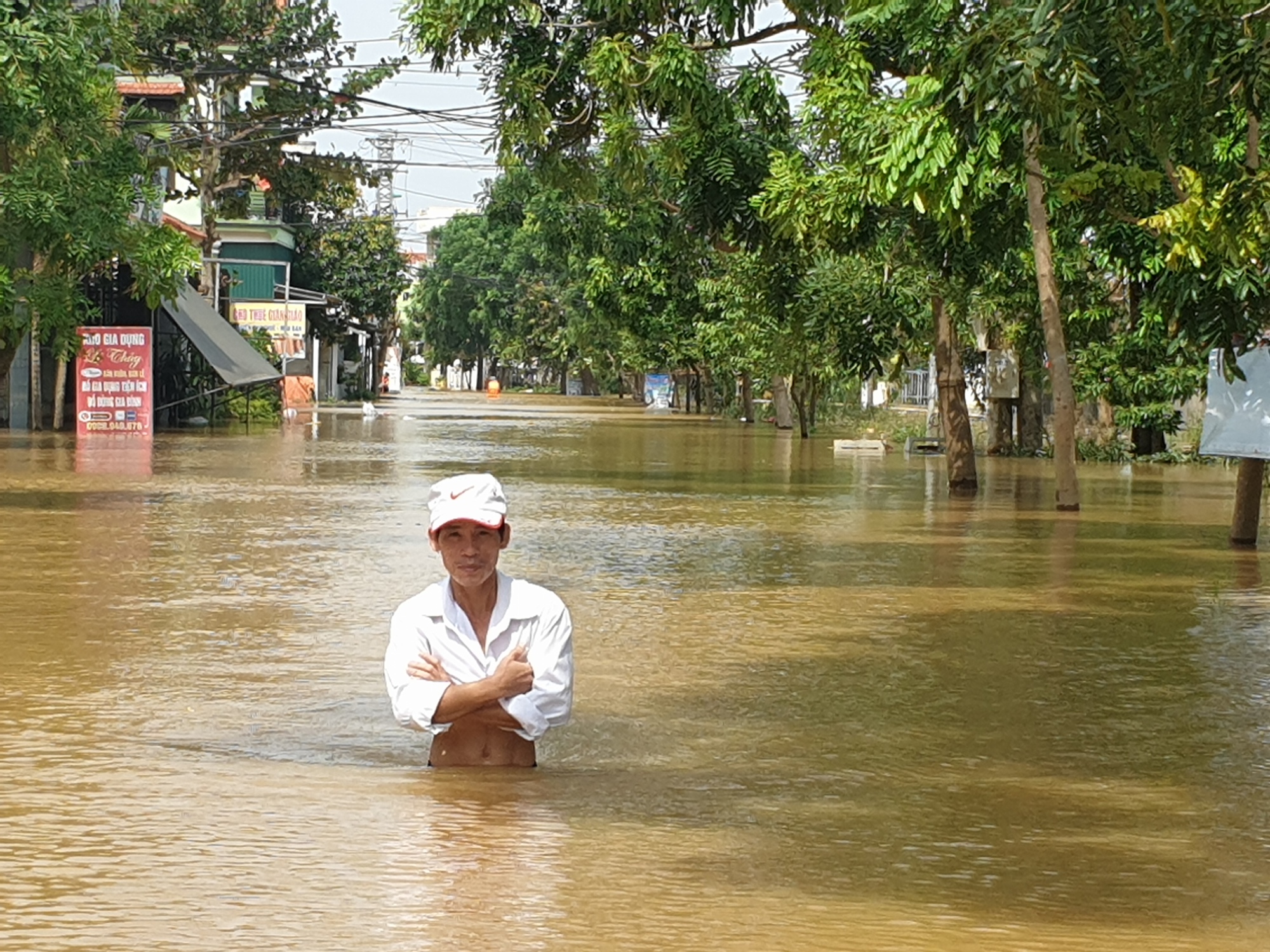 Nước ngập mênh mông, người dân vùng “rốn lũ” Quảng Bình lo ngại lũ chồng lũ - Ảnh 11.