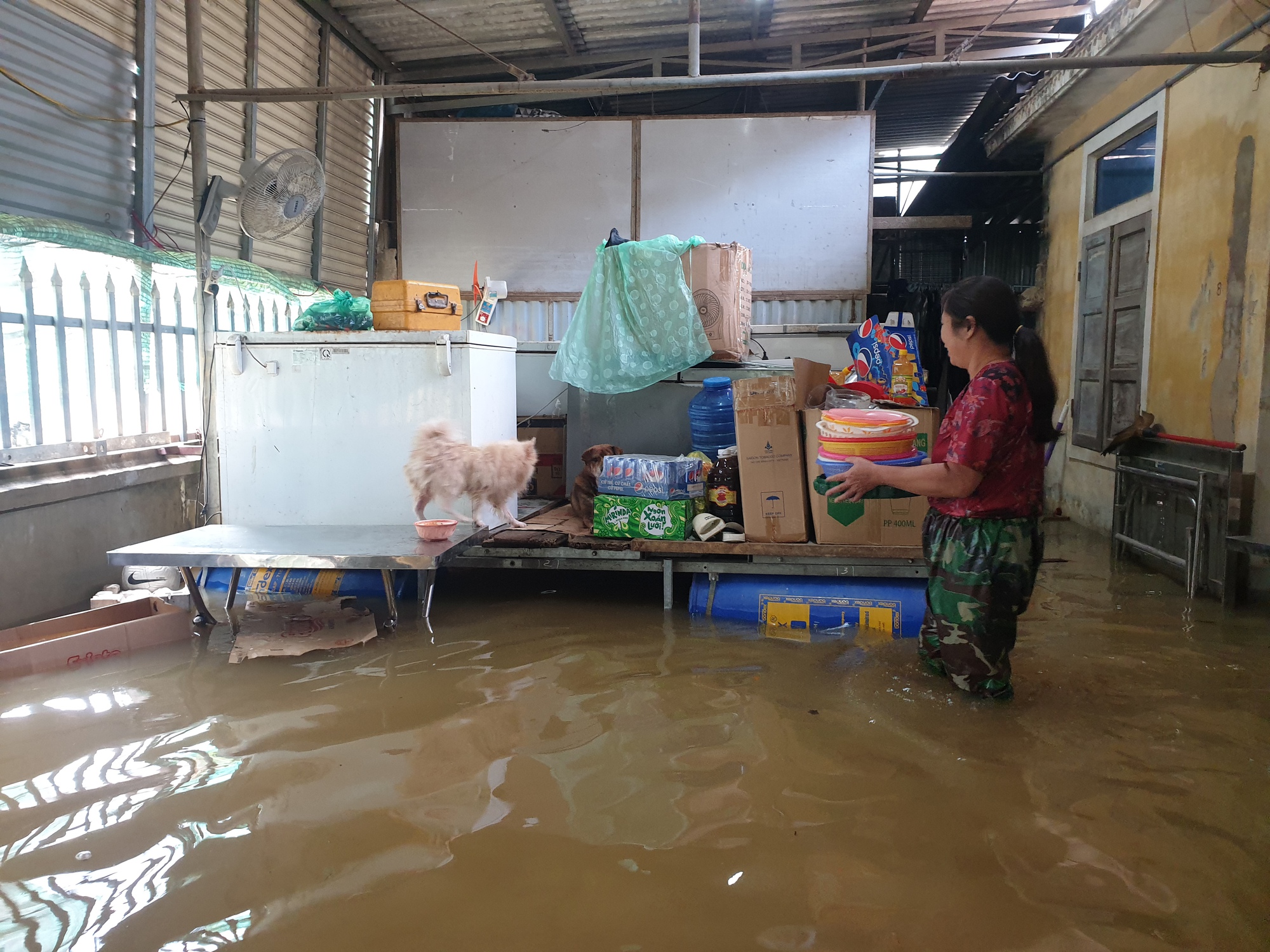 Nước ngập mênh mông, người dân vùng “rốn lũ” Quảng Bình lo ngại lũ chồng lũ - Ảnh 7.