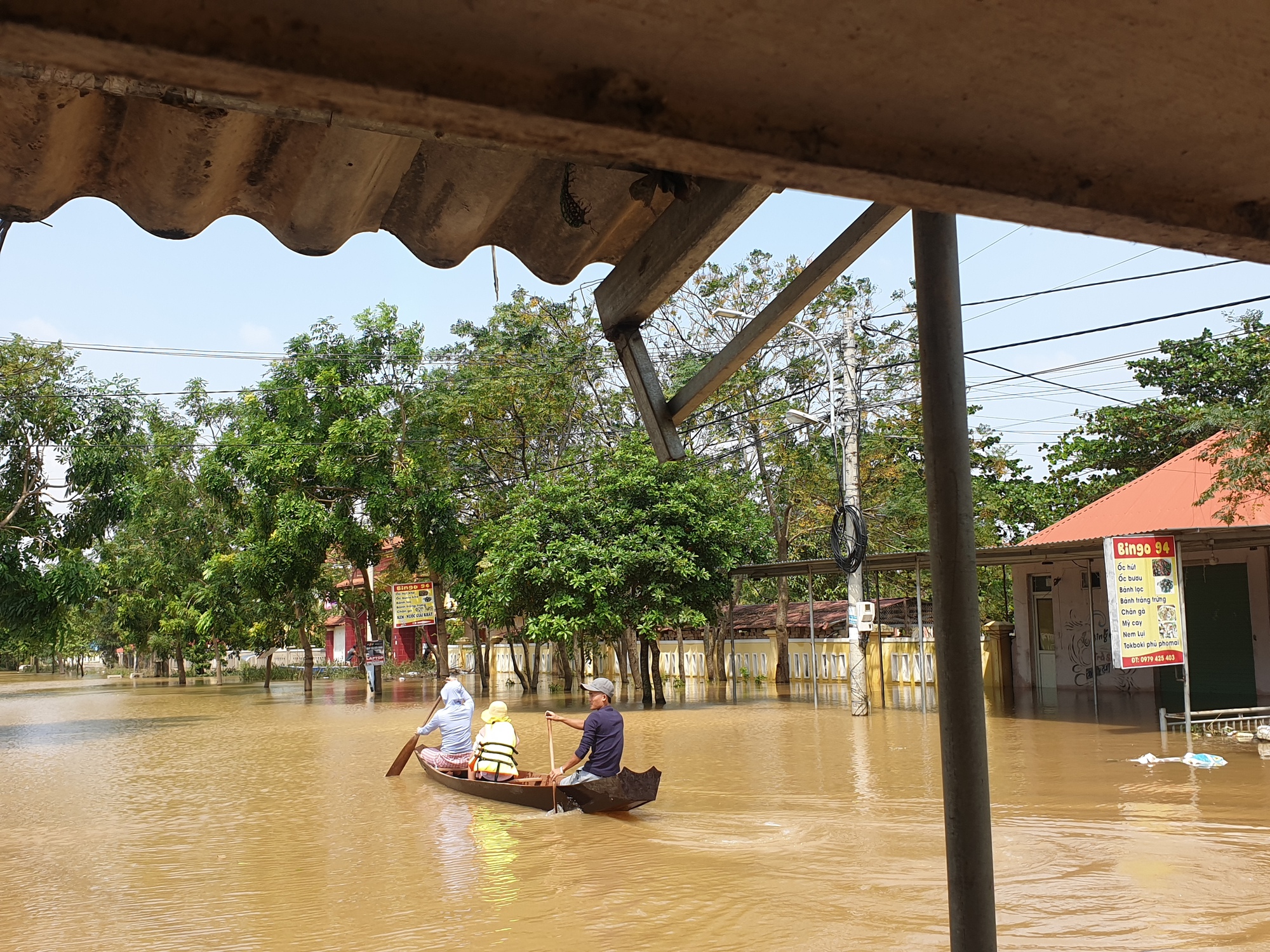 Nước ngập mênh mông, người dân vùng “rốn lũ” Quảng Bình lo ngại lũ chồng lũ - Ảnh 5.