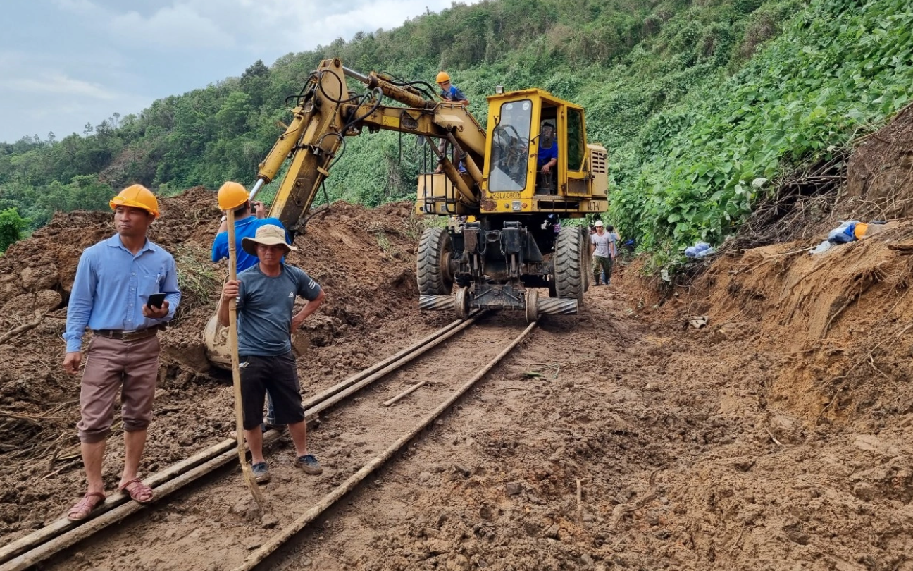 Đường sắt Bắc - Nam thông tuyến sau gần 2 ngày gián đoạn vì mưa bão