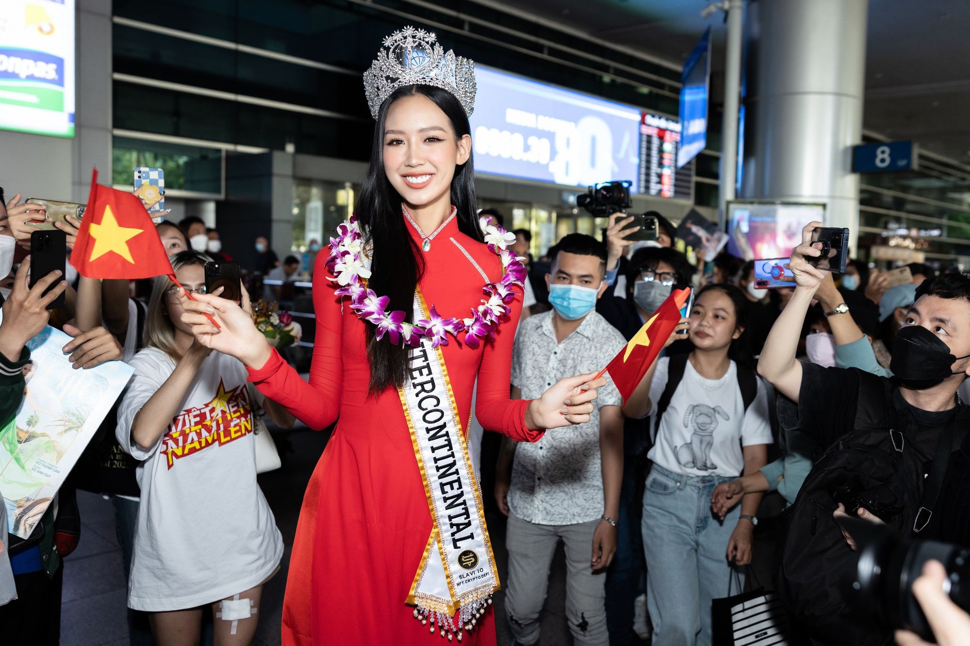 Bảo Ngọc rạng rỡ về nước sau đăng quang Hoa hậu Liên lục địa 2022 - Ảnh 1.