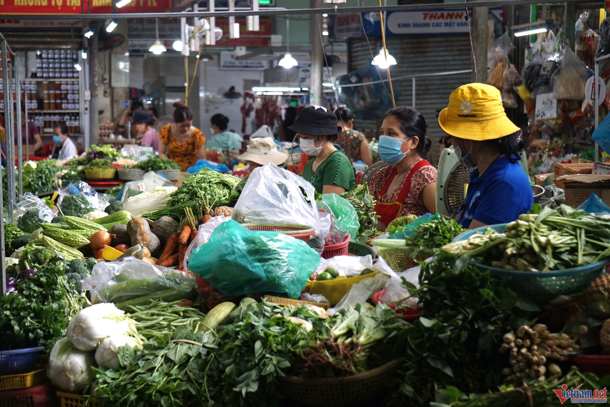 Sau lũ lịch sử, rau xanh ở Đà Nẵng tăng giá chóng mặt - Ảnh 1.