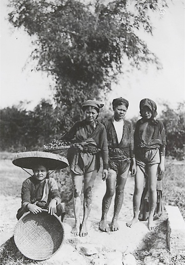 Chùm ảnh cực hiếm về phụ nữ nông thôn Việt Nam hơn 100 năm trước - Ảnh 3.
