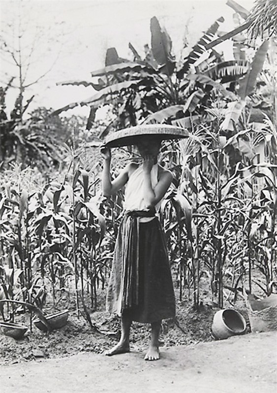Chùm ảnh cực hiếm về phụ nữ nông thôn Việt Nam hơn 100 năm trước - Ảnh 1.