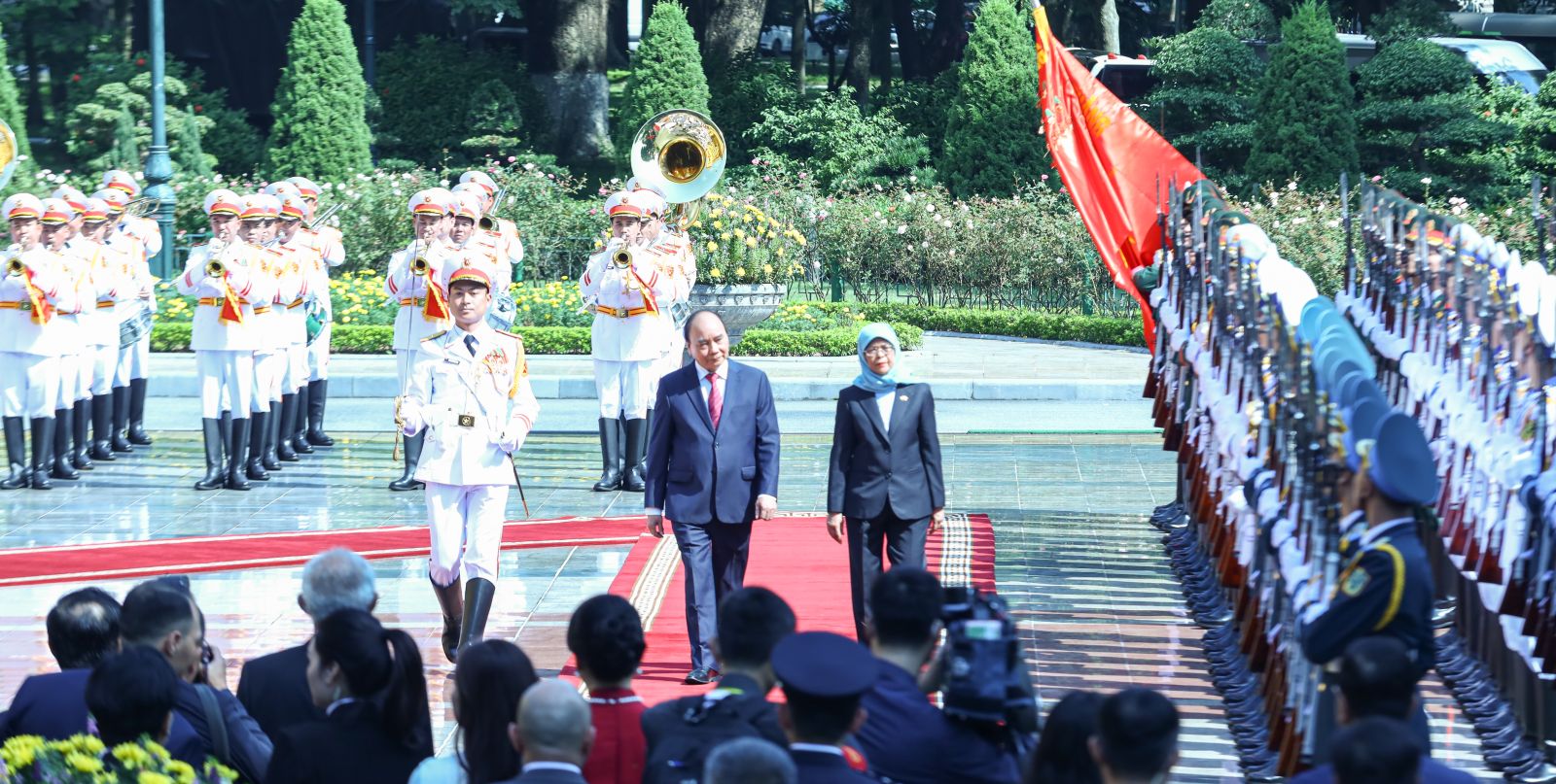 Chủ tịch nước Nguyễn Xuân Phúc chủ trì Lễ đón và Hội đàm cấp Nhà nước với Tổng thống Singapore - Ảnh 1.