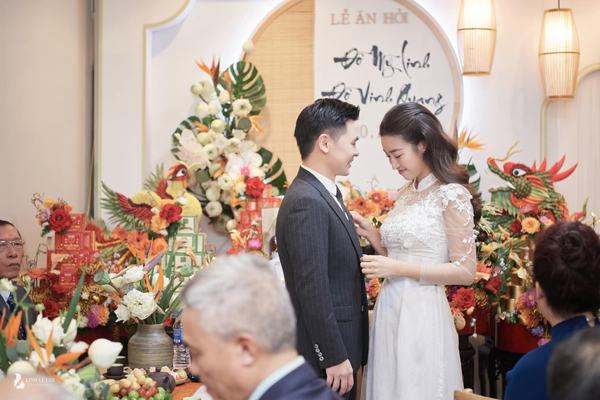 Hoa hậu Đỗ Mỹ Linh e lệ bên chồng doanh nhân, tiết lộ gia đình chồng tâm lý - Ảnh 2.