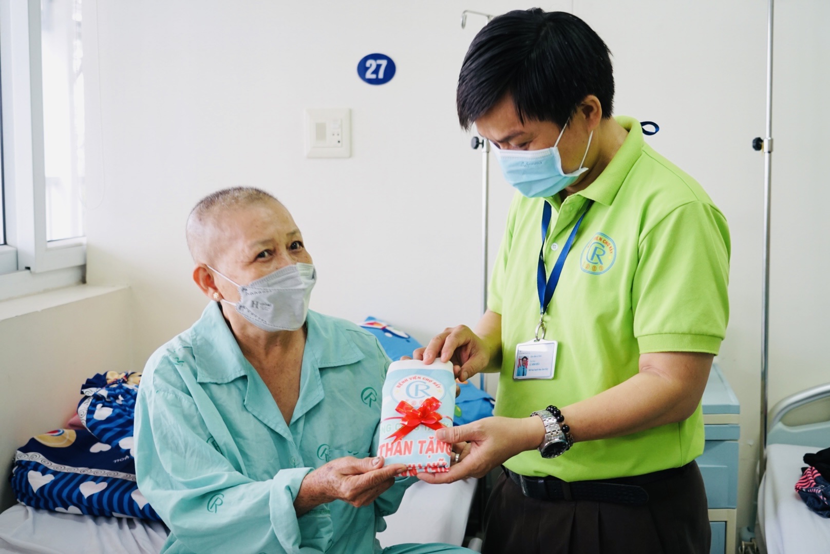Nữ bệnh nhân ung thư bật khóc vì bất ngờ nhận được quà 20/10