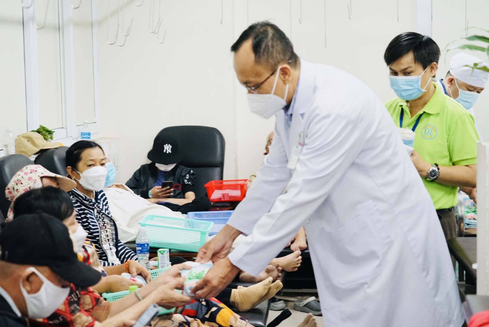 Nữ bệnh nhân ung thư bật khóc vì bất ngờ nhận được quà 20/10