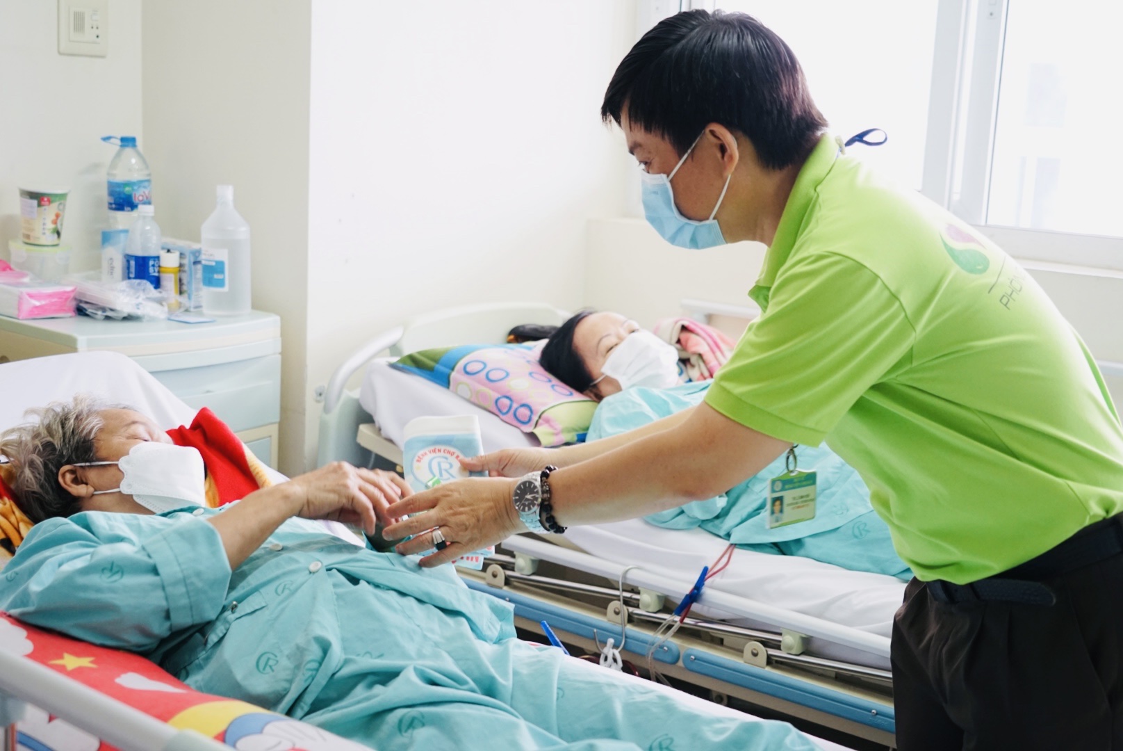 Nữ bệnh nhân ung thư bật khóc vì bất ngờ nhận được quà 20/10