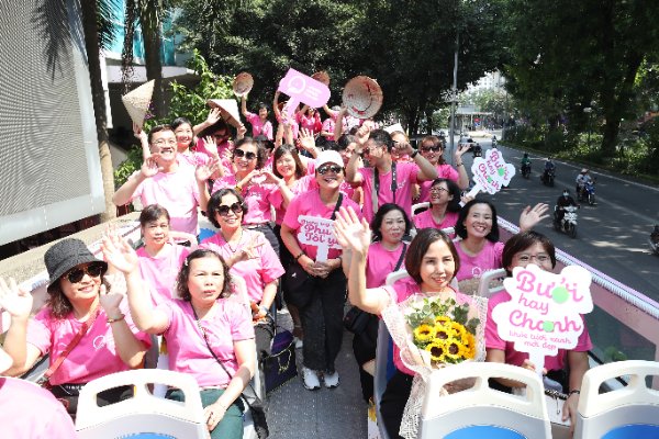 'Cùng nơ hồng xuống phố' - những chuyến xe chở năng lượng tích cực của 'chiến binh' ung thư vú - Ảnh 6.