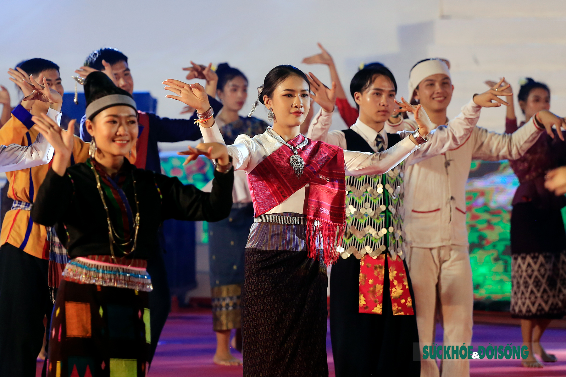 Nét duyên dáng của các cô gái đến từ &quot;đất nước triệu voi&quot; trong ngày hội văn hóa Việt - Lào - Ảnh 2.