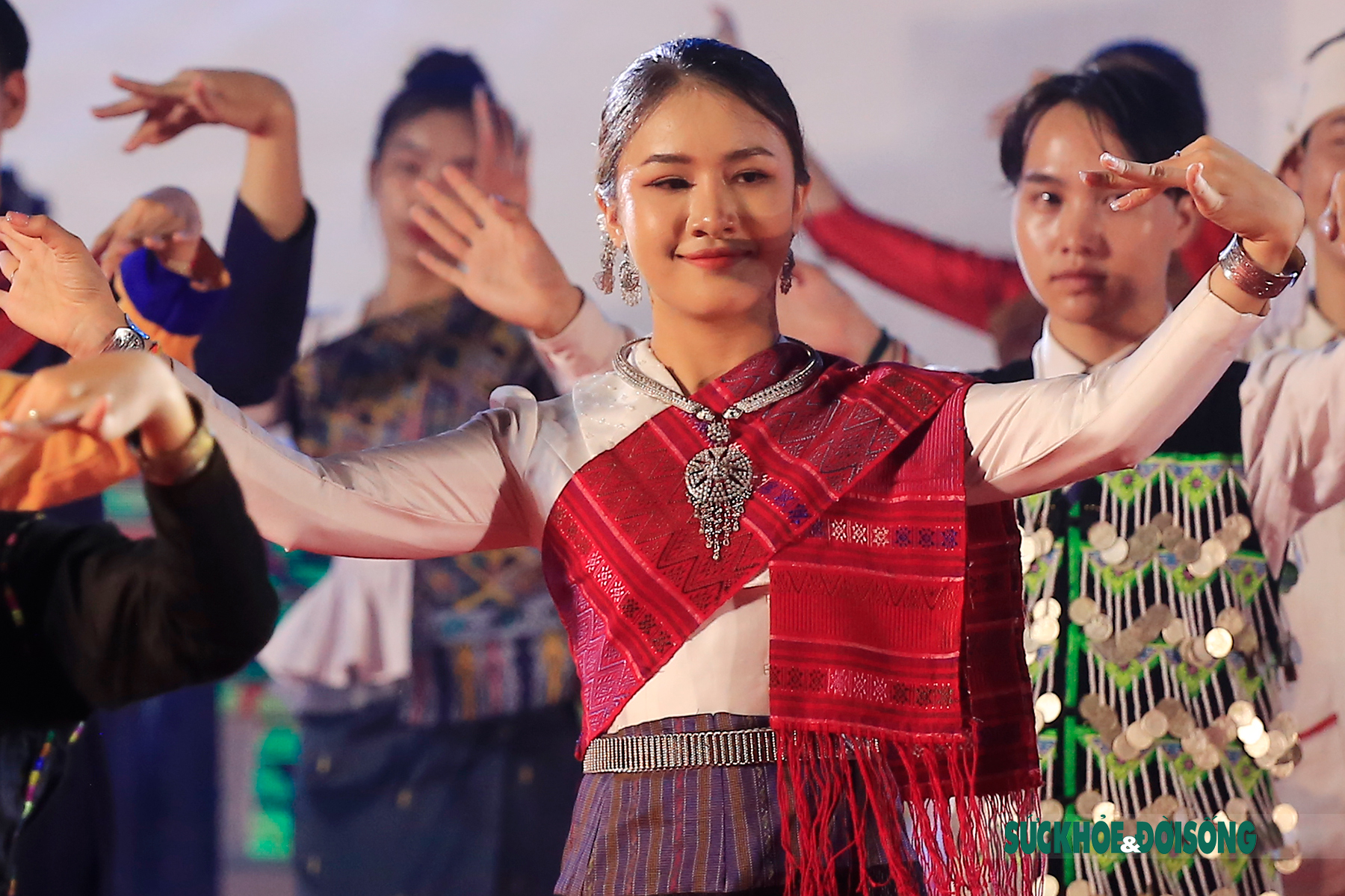 Nét duyên dáng của các cô gái đến từ &quot;đất nước triệu voi&quot; trong ngày hội văn hóa Việt - Lào - Ảnh 3.