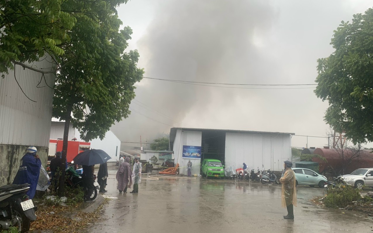 Cháy dữ dội tại khu xưởng gần chợ ở Hà Đông, một bảo vệ tử vong