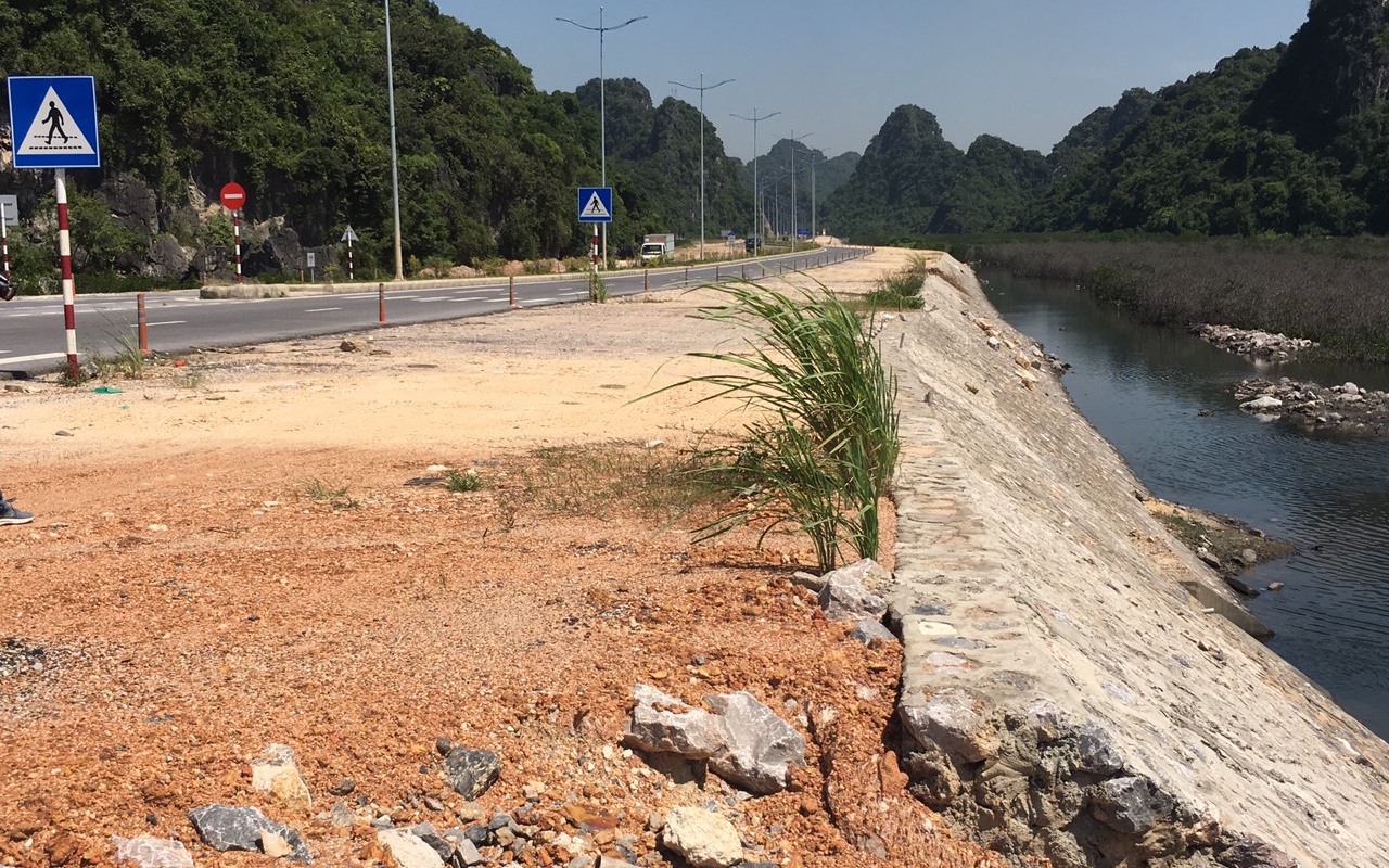 Quảng Ninh: Tuyến đường bao biển nguy cơ thành bãi tập kết rác thải