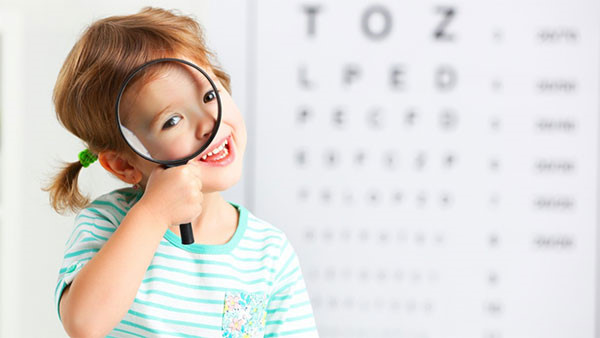 Nhận biết bất thường thị lực của trẻ và cách chăm sóc để có đôi mắt khỏe - Ảnh 2.