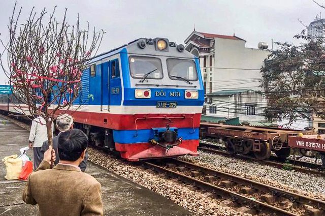 Giá vé tàu Tết Quý Mão 2023 giảm mạnh - Ảnh 1.