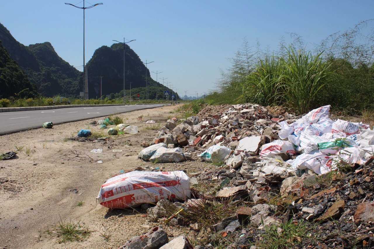 Quảng Ninh: Hình ảnh tuyến đường bao biển hơn 2.000 tỷ đồng trước nguy cơ thành bãi tập kết rác thải  - Ảnh 8.