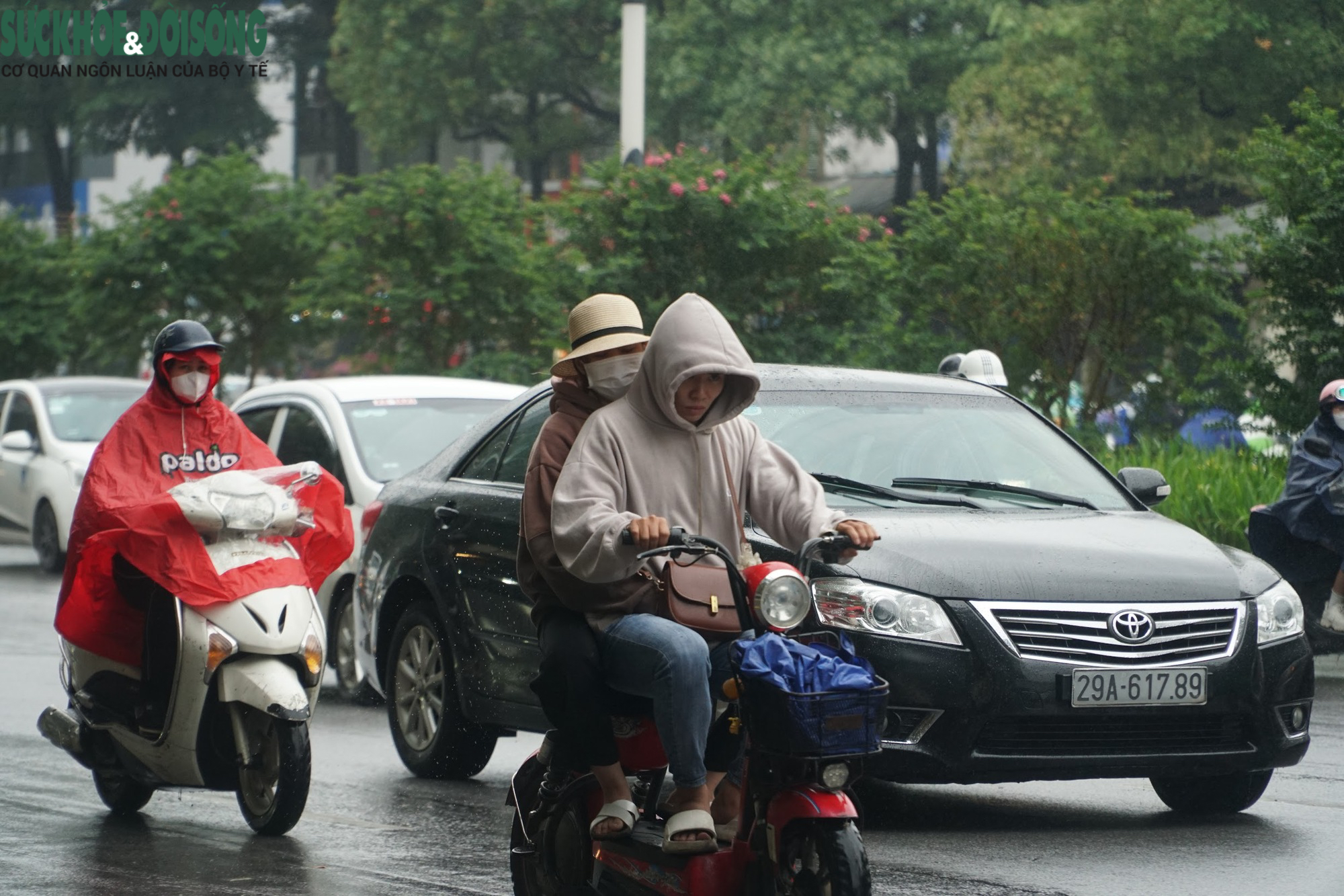 Người Hà Nội co ro trong mưa rét đầu Đông 16 độ C - Ảnh 5.