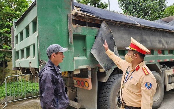 Cơi nới thành thùng thuỷ lực – thủ đoạn mới của cánh xe tải - Ảnh 2.