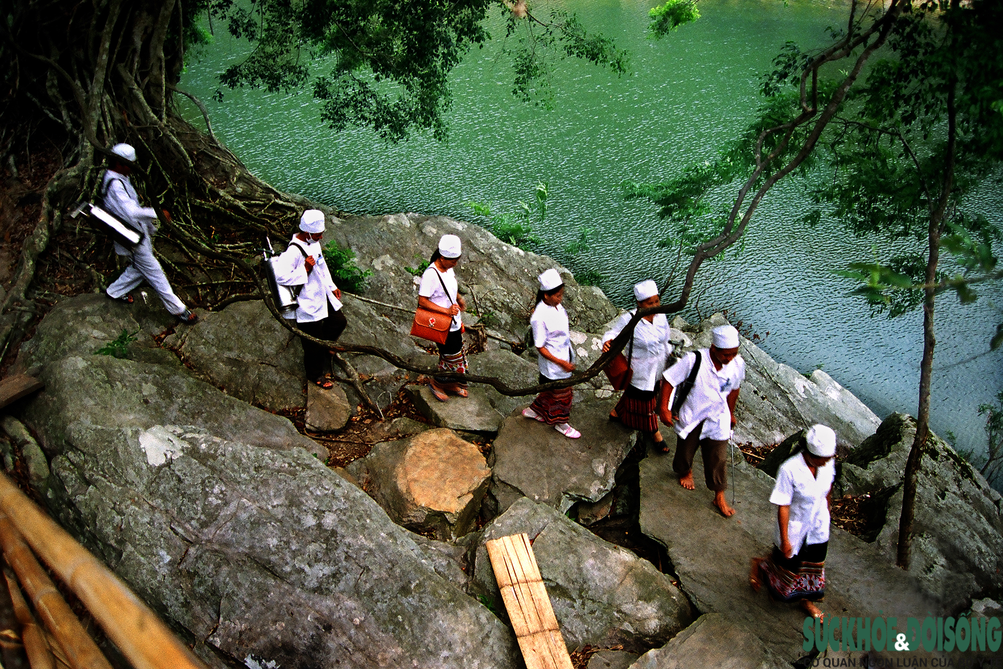 Cần đảm bảo tốt công tác đào tạo, cải thiên môi trường làm việc cho cán bộ y tế - Ảnh 2.