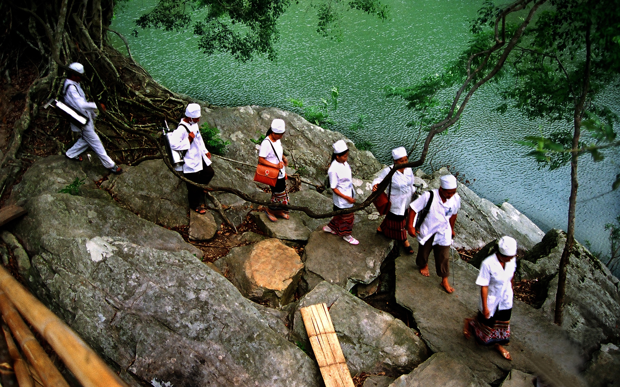 "Giữ chân"  thầy thuốc ở y tế công: Phải làm tốt đào tạo, cải thiện môi trường làm việc cho nhân viên y tế