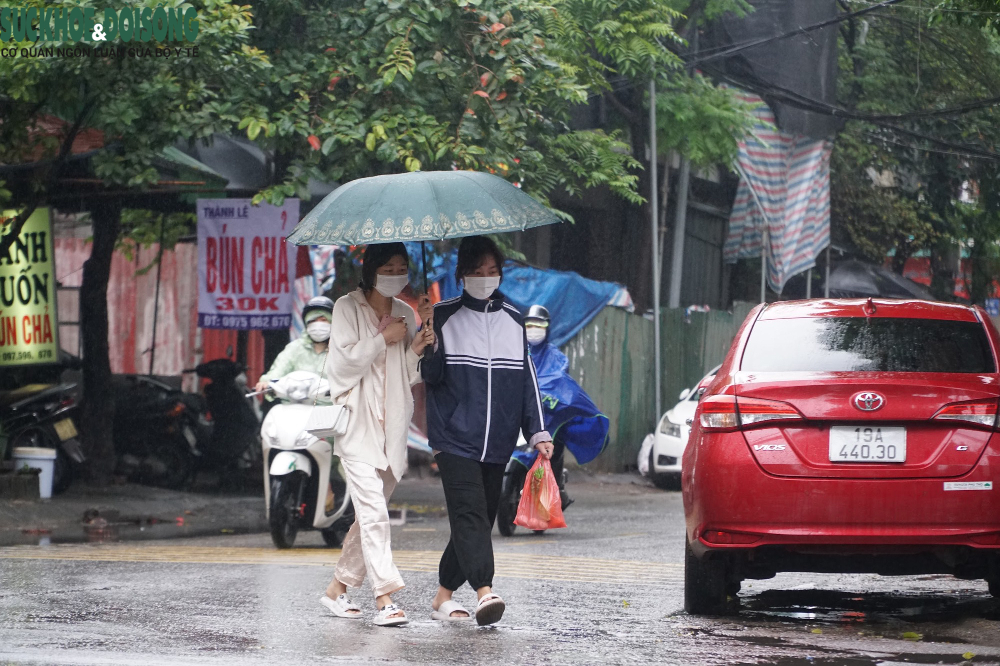 Người Hà Nội co ro trong mưa rét đầu Đông 16 độ C - Ảnh 7.