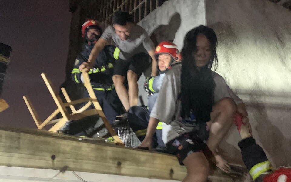 Phá cửa sân thượng, giải cứu nhiều người mắc kẹt trong ngôi nhà 6 tầng bốc cháy