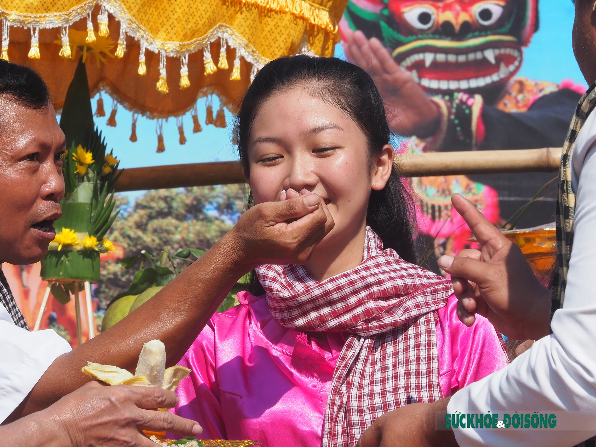 Nét đẹp văn hóa trong lễ &quot;đút cốm dẹp&quot;của đồng bào Khmer - Ảnh 11.