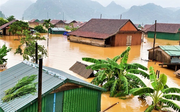 Mưa lớn kéo dài lại đe dọa gây ngập lụt miền Trung