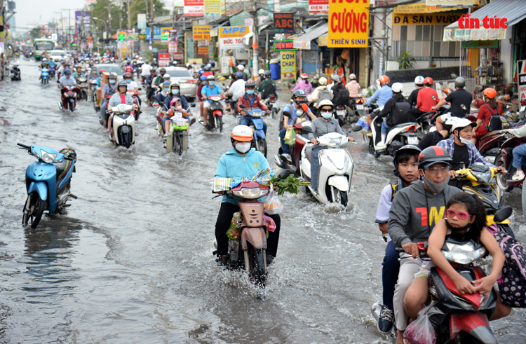 TPHCM: Hàng loạt tuyến đường lại chìm trong ‘biển’ nước - Ảnh 6.