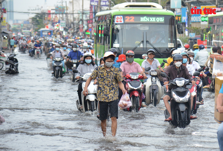 TPHCM: Hàng loạt tuyến đường lại chìm trong ‘biển’ nước - Ảnh 5.