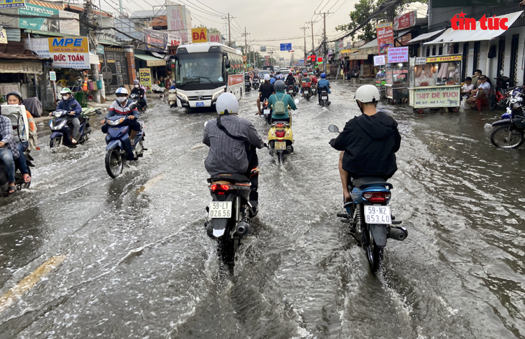 TPHCM: Hàng loạt tuyến đường lại chìm trong ‘biển’ nước - Ảnh 4.