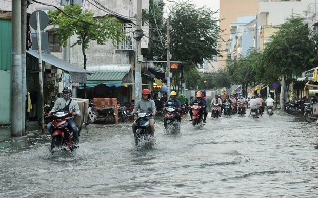 TP.HCM: Triều cường vượt mức báo động 3, nhiều tuyến đường ngập sâu