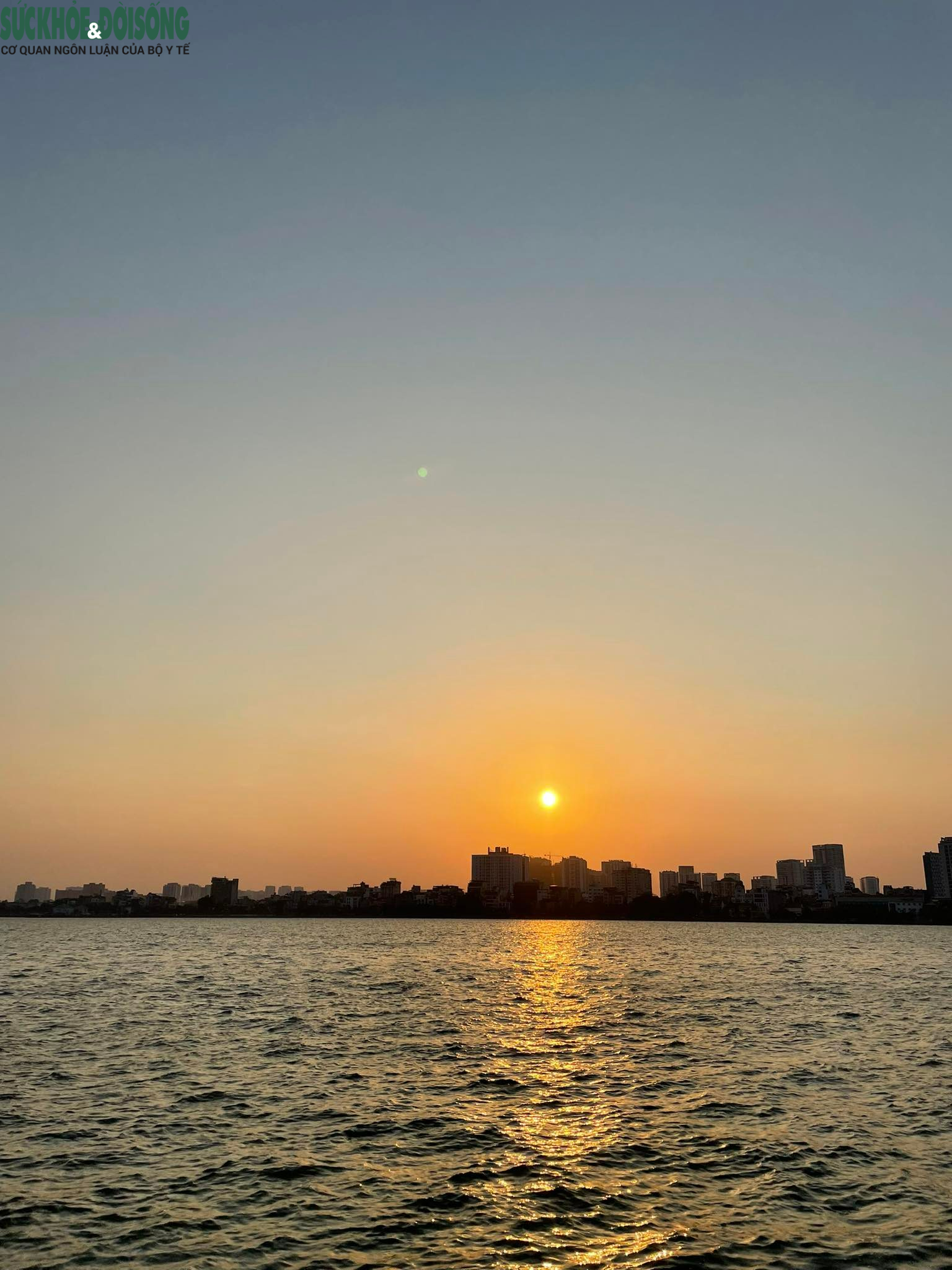Hồ Tây: Hồ Tây là một điểm đến thú vị của Hà Nội, với phong cảnh tuyệt đẹp của hồ nước xanh và những tòa nhà cao tầng rực rỡ ánh sáng vào ban đêm. Hãy xem hình ảnh liên quan đến Hồ Tây để cảm nhận sự thanh bình của không gian này.