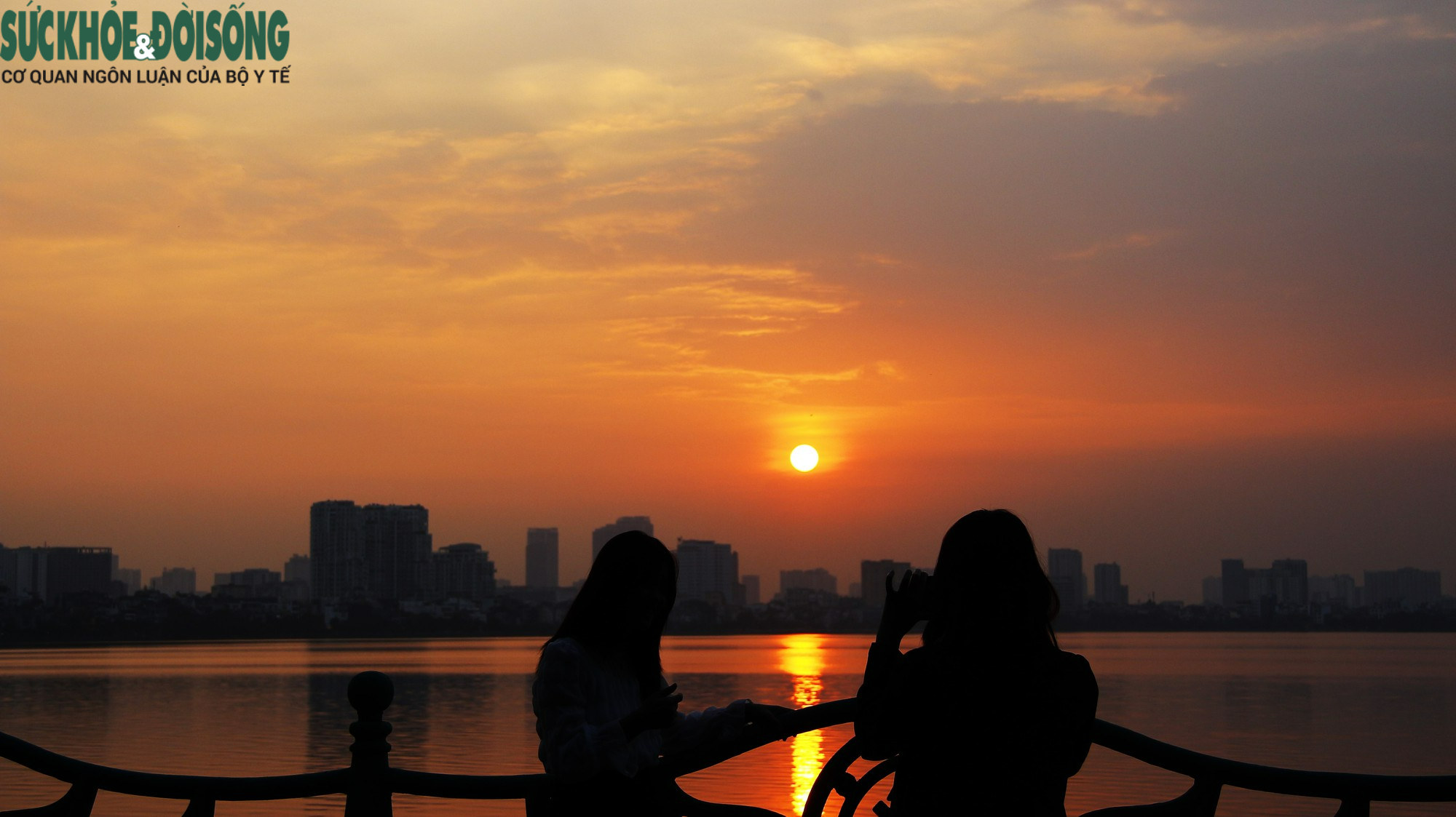 Hồ Tây hoàng hôn được biết đến là khu vực yên tĩnh và an nhiên nhất của Hà Nội. Bạn sẽ được trải nghiệm một khoảng thời gian tuyệt đẹp khi chiếc mặt trời lớn dần kết hợp với ánh nến trên các tàu thuyền nhỏ của dân cư địa phương.
