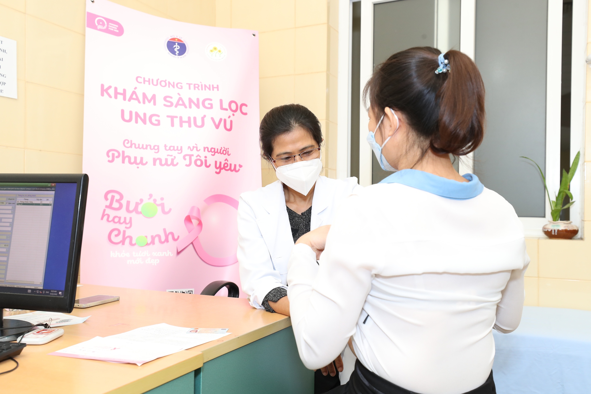 Vì sao phụ nữ Việt trên 40 tuổi cần tầm soát ung thư vú định kỳ? - Ảnh 1.