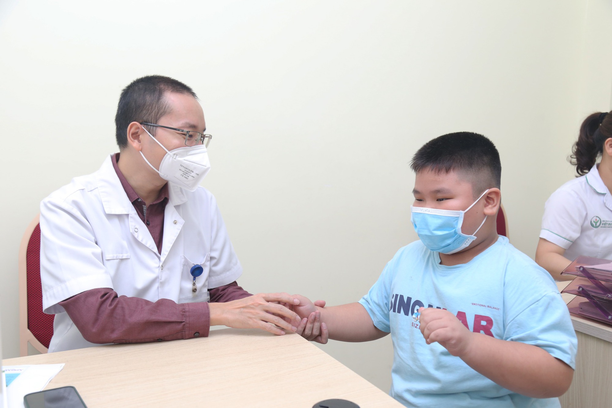 Mới 8 tuổi đã nặng 58kg, bé trai mắc căn bệnh khoảng 15% người lớn ở Việt Nam đang mắc - Ảnh 1.