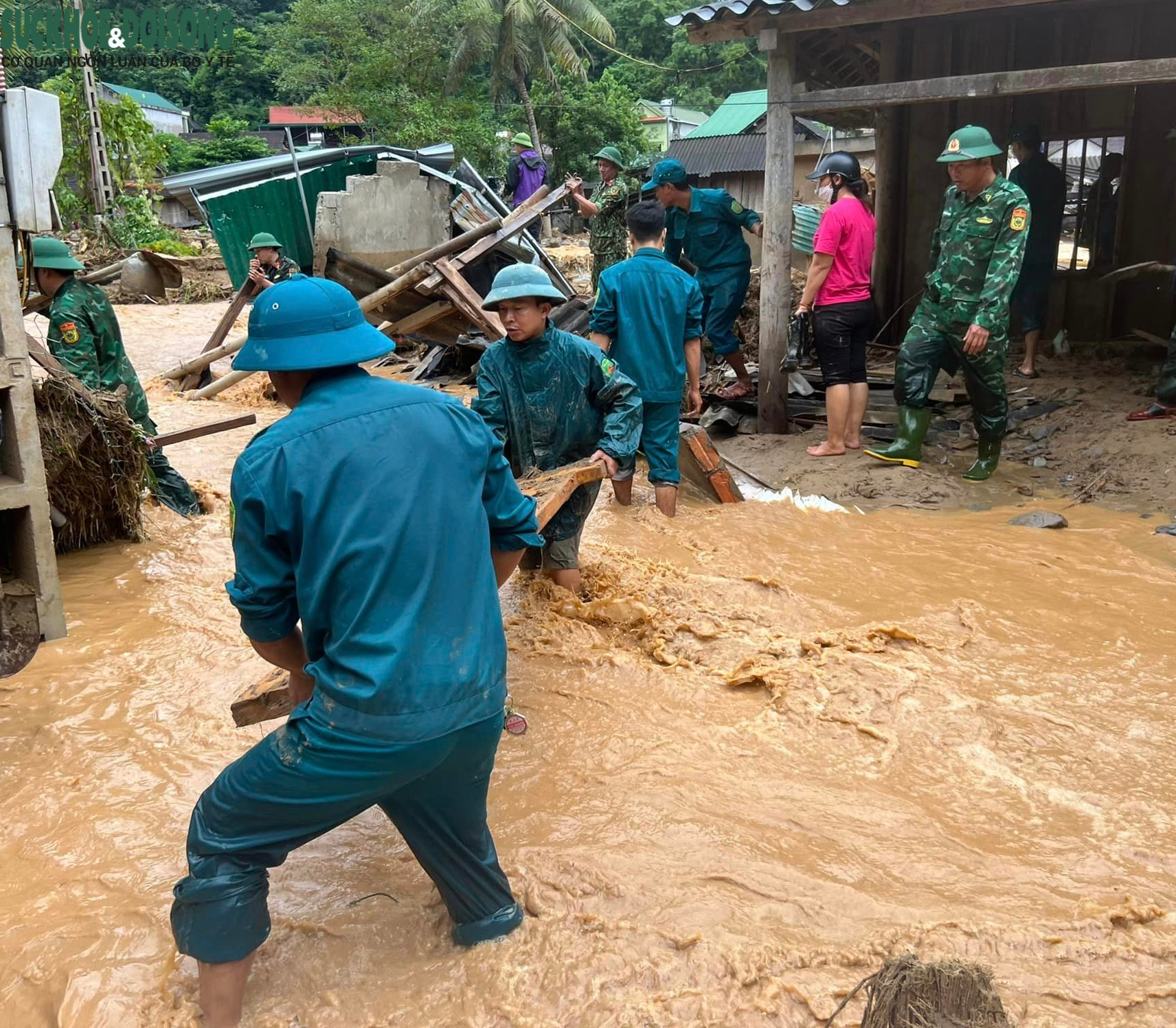 Từng giờ vượt lũ tiếp tế lương thực cho bản làng đang bị chia cắt - Ảnh 10.