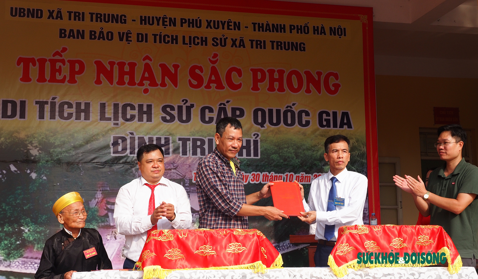 Trao tặng 22 Đạo sắc phong cổ cho làng Tri Chỉ, xã Tri Trung, huyện Phú Xuyên - Ảnh 1.