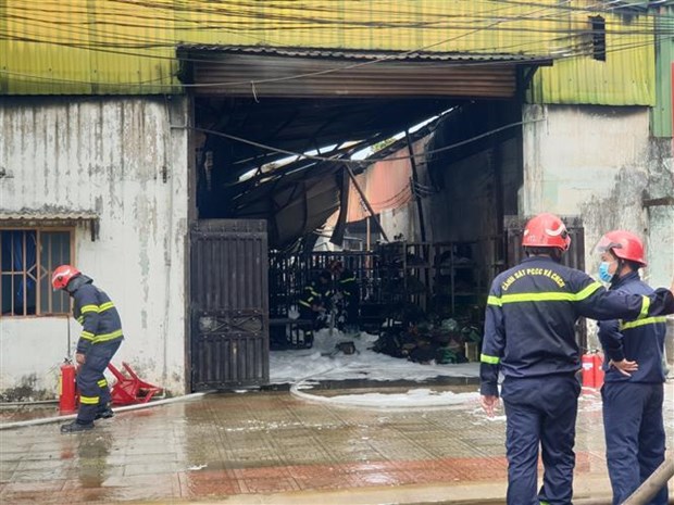 Bình Dương: Cháy nhà xưởng băng keo, khói đen bốc cao hàng chục mét - Ảnh 1.