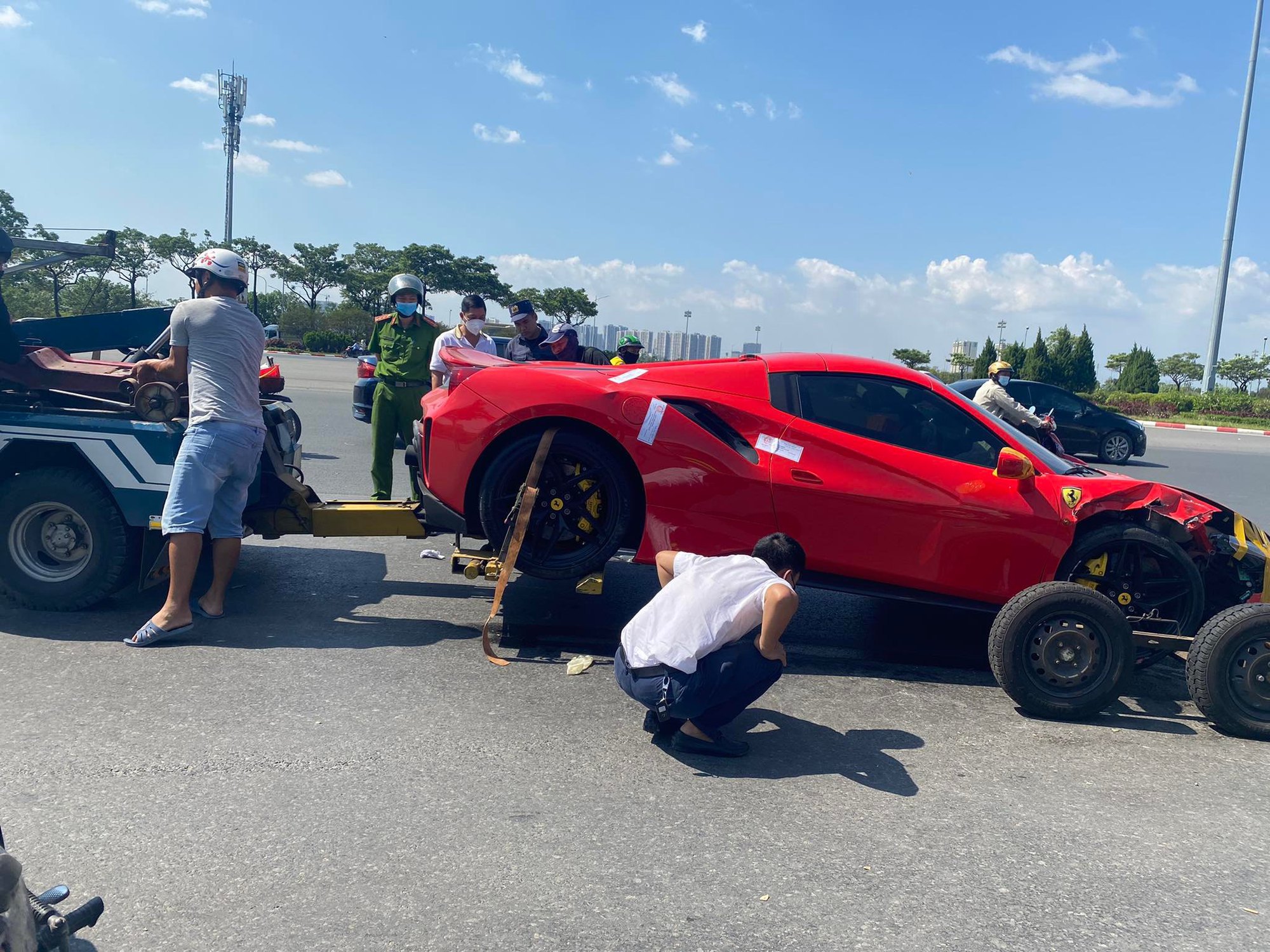 Cận cảnh siêu xe Ferrari 488 nát đầu sau tai nạn chết người - Ảnh 9.