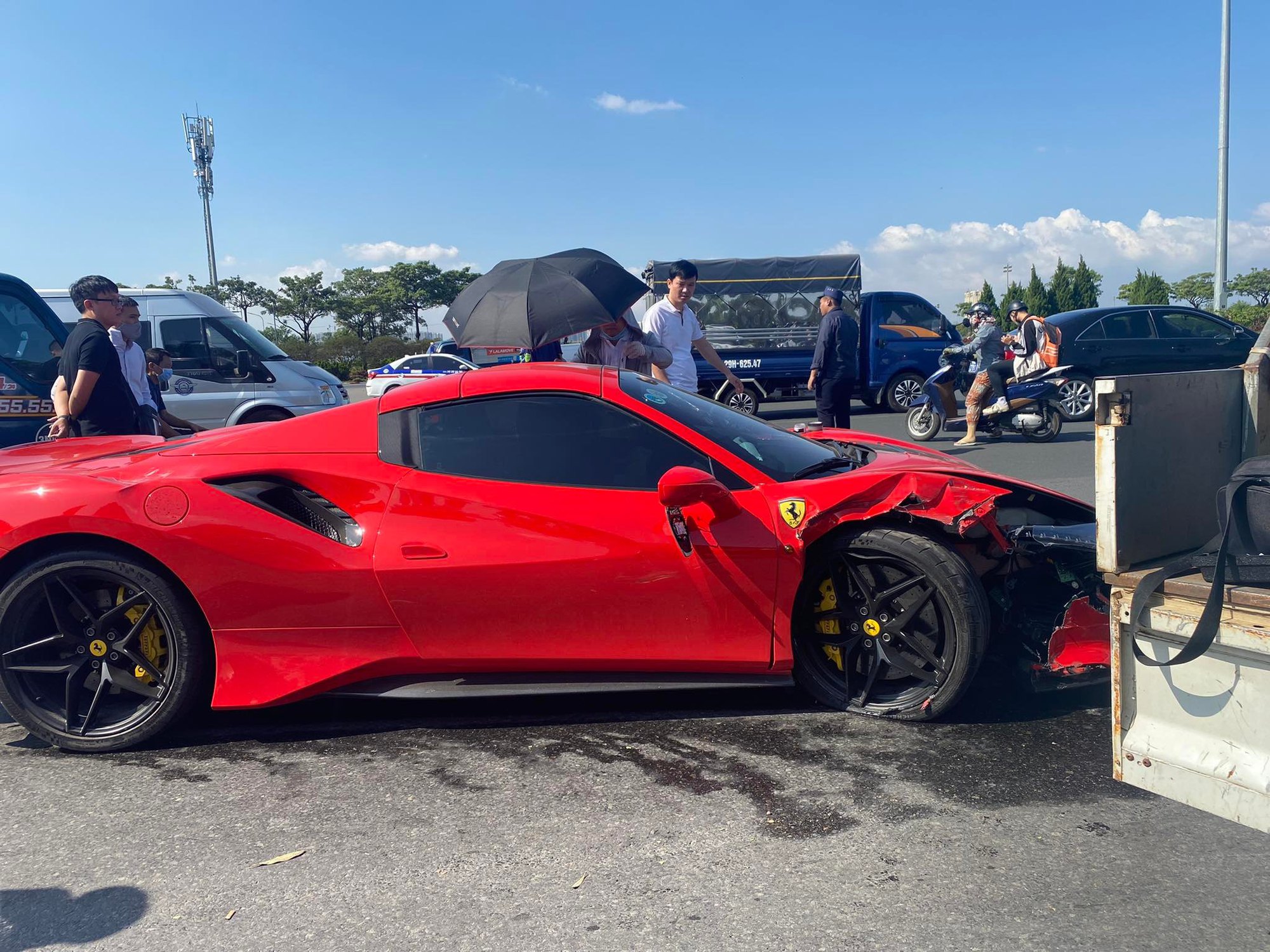 Cận cảnh siêu xe Ferrari 488 nát đầu sau tai nạn chết người - Ảnh 6.