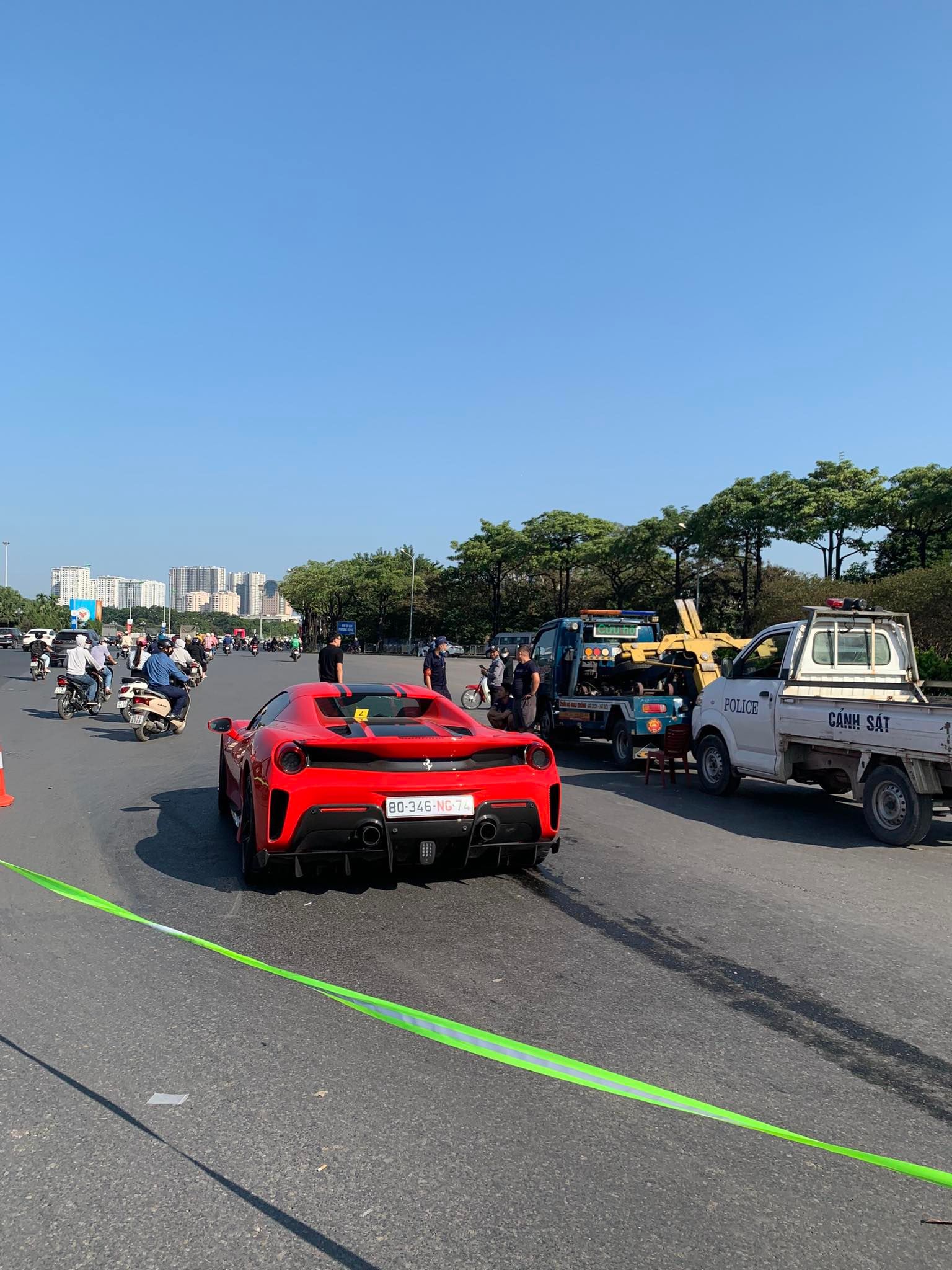 Cận cảnh siêu xe Ferrari 488 nát đầu sau tai nạn chết người - Ảnh 10.