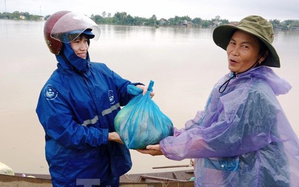 Cảm động những hình ảnh ấm tình người trong mưa lũ miền Trung